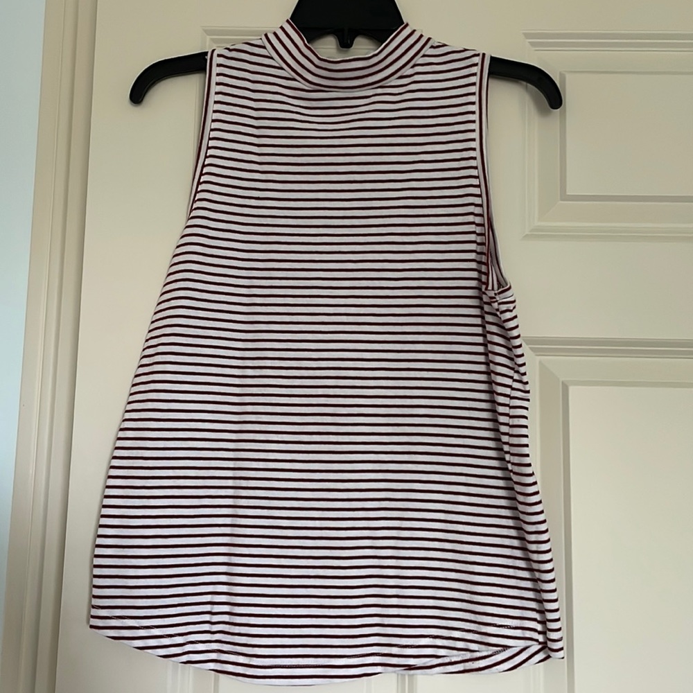 Mock neck sleeveless top. Universal thread size M. Like new condition.